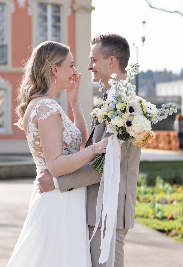 Ungestellte Emotionen beim First Look im Stadtgarten Schwäbisch Gmünd