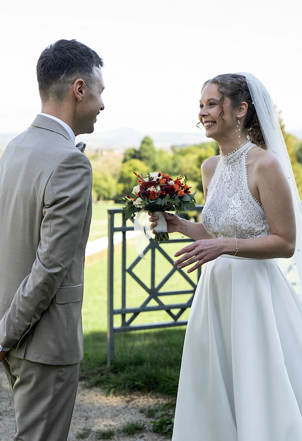 Bräutigam sieht seine Braut zum ersten Mal im Hochzeitskleid