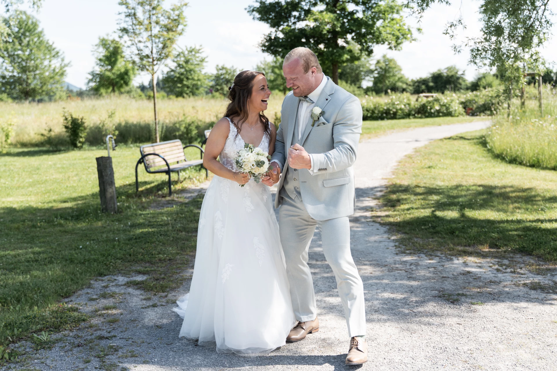 Brautpaar freut sich über die eigene Hochzeit