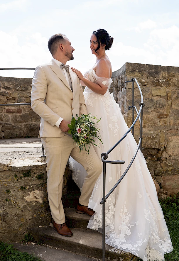 Natürliche Hochzeitsfotografie von Braut und Bräutigam in Aalen