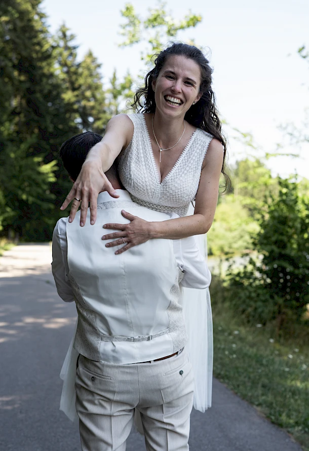 Hochzeitsfotos von freudiger Braut