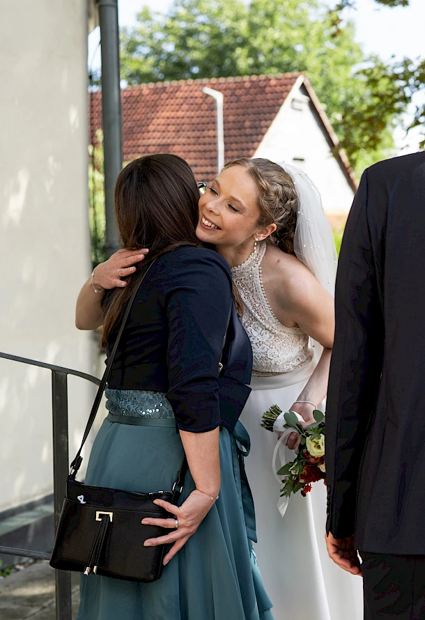 Braut bei Gratulation am Hochzeitstag