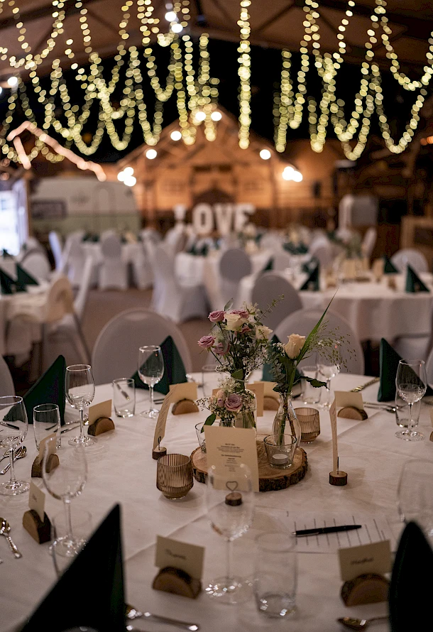Liebevoll dekorierte Tische bei der Hochzeit im Uhlandhof Hattenhofen