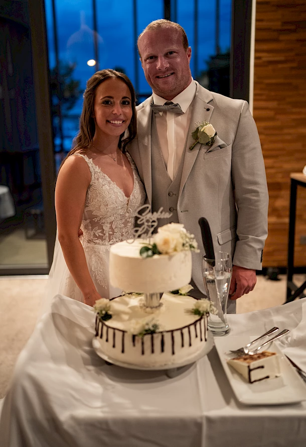 Brautpaar mit Hochzeitstorte die liebevoll dekoriert ist in Schwäbisch Gmünd