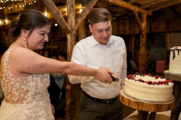 Süßer Tortenanschnitt bei emotionaler Hochzeit
